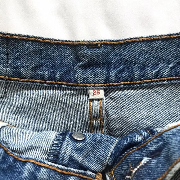 LEVI’S Size 25 Womens High Rise Wedgie Fit Button Fly Raw Hem Jean Shorts EEUC! - Picture 3 of 12
